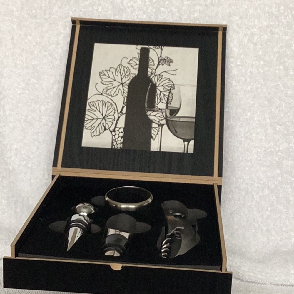 Leed’s Wine Accessories. New In Box
